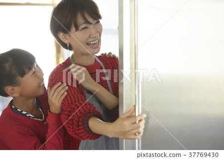 Family in the kitchen 37769430