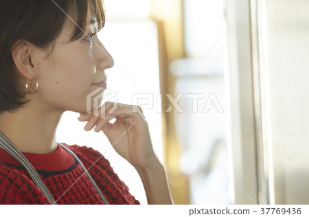 A woman in the kitchen 37769436