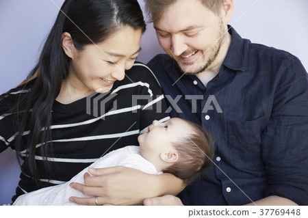 國際婚姻已婚夫婦與嬰兒 國際婚姻已婚夫婦與嬰兒 37769448