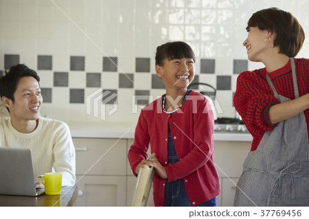 Family in the kitchen 37769456