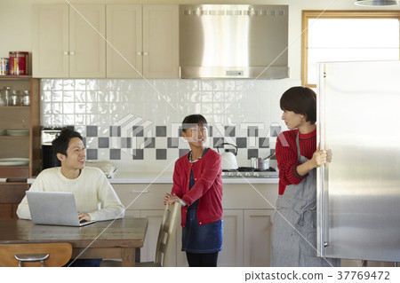 Family in the kitchen 37769472