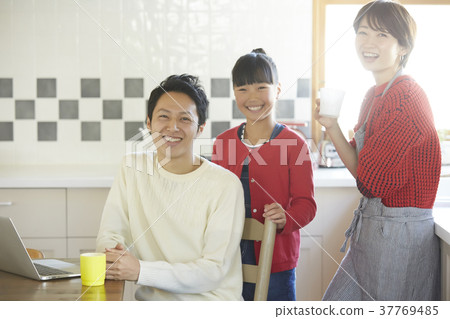 Family in the kitchen 37769485