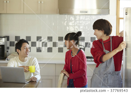 Family in the kitchen 37769543