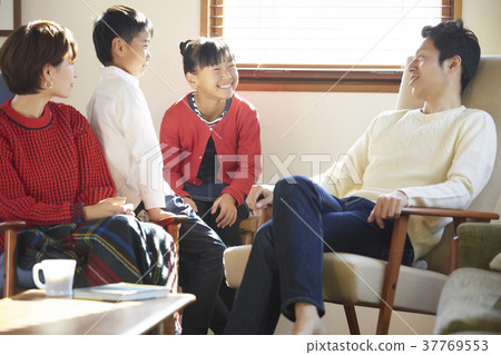 一個家庭在客廳放鬆 一個家庭在客廳放鬆 37769553