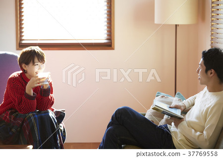 一對夫婦在客廳裡放鬆 37769558