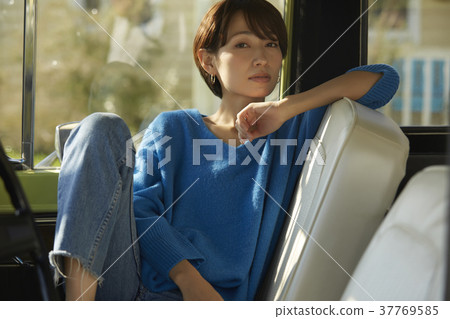 A woman riding a car 37769585