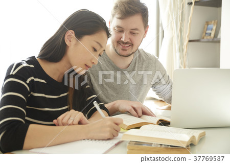 Woman who learns English conversation with foreign lecturer 37769587