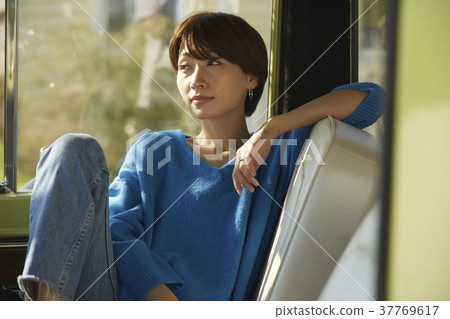 一個女人騎著一輛車 一個女人騎著一輛車 37769617