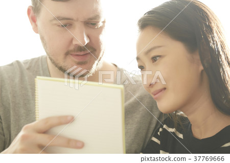 外國男人和女人讀一本書 37769666