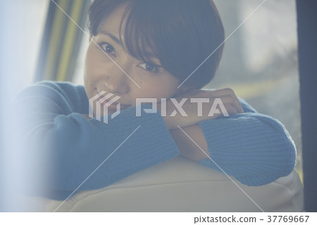 一個女人騎著一輛車 37769667