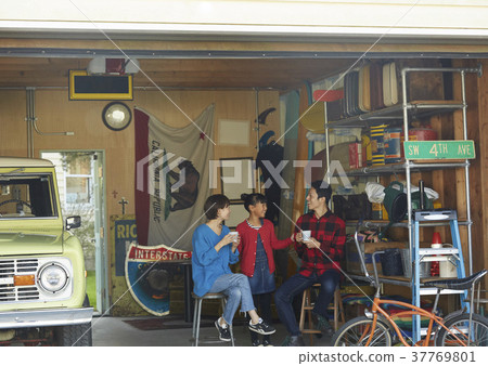 在車庫裡的家庭 37769801