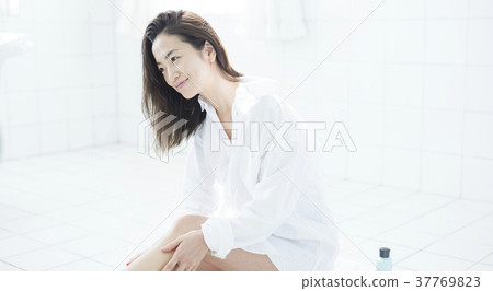 Woman Beauty Foot Massage 37769823
