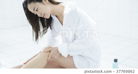 Woman Beauty Foot Massage Woman Beauty Foot Massage 37769862