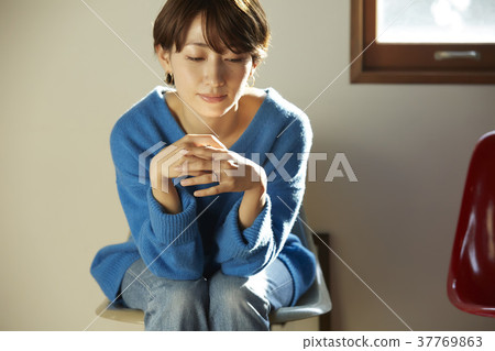 一個女人在客廳放鬆 37769863