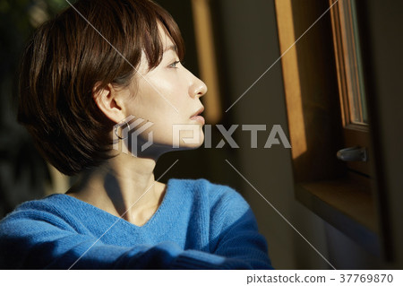 Woman relaxing in the living room Woman relaxing in the living room 37769870