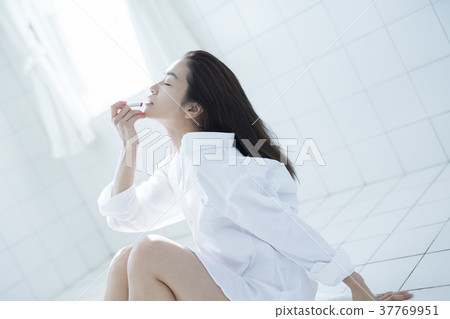 Woman beauty makeup Woman beauty makeup 37769951