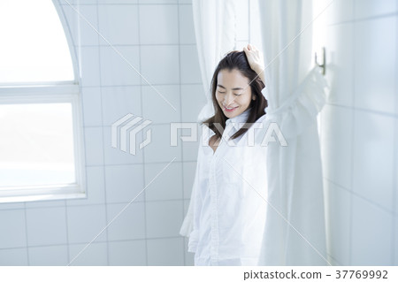 Female beauty 37769992