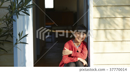 Girl sitting at the entrance 37770014