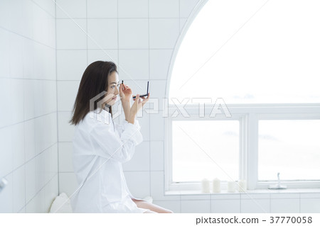 女人美容化妝 37770058