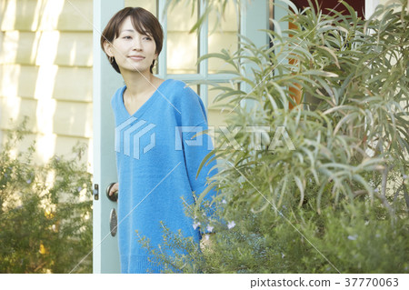 Woman going out outdoors 37770063