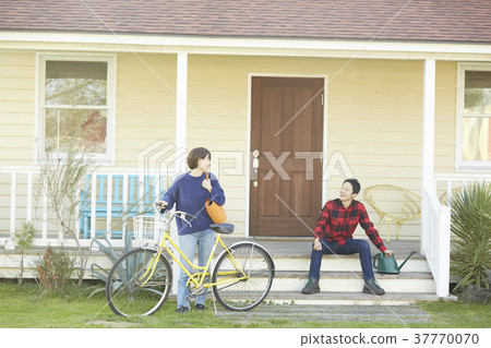 已婚的夫婦在戶外放鬆 37770070