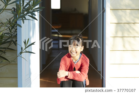 Girl at the front door 37770107