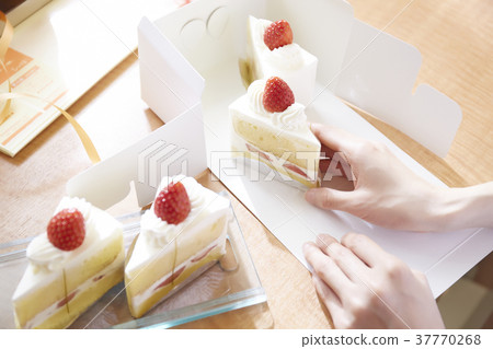 Hand boxing in a cake shop Hand boxing in a cake shop 37770268