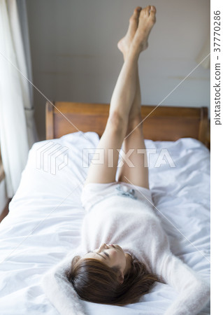 室外的女人放鬆 室外的女人放鬆 37770286