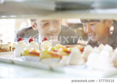 Parent and child who came to buy cake 37770318