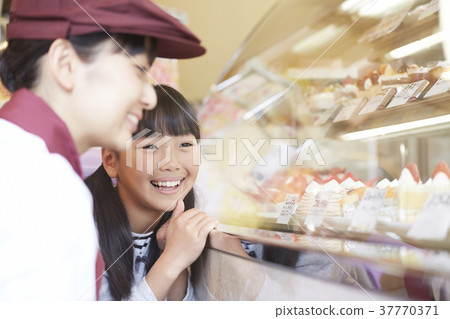 A kid who came to buy a cake 37770371