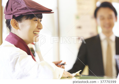 Woman doing part-time job at a cake shop 37770399