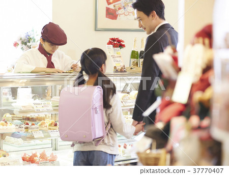 前來買蛋糕的父母和小孩 37770407