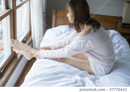 Woman room relax 37770423