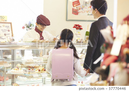 做兼職工作的婦女在蛋糕商店 做兼職工作的婦女在蛋糕商店 37770446