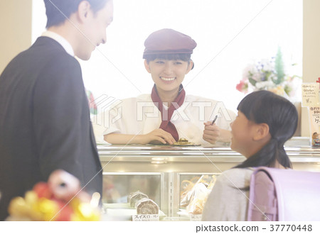 做兼職工作的婦女在蛋糕商店 做兼職工作的婦女在蛋糕商店 37770448