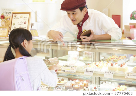 一個小孩來買蛋糕 一個小孩來買蛋糕 37770463