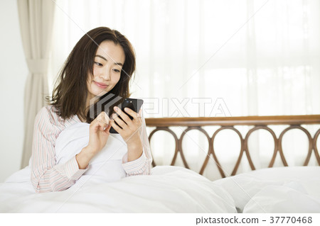 室外的女人放鬆 室外的女人放鬆 37770468