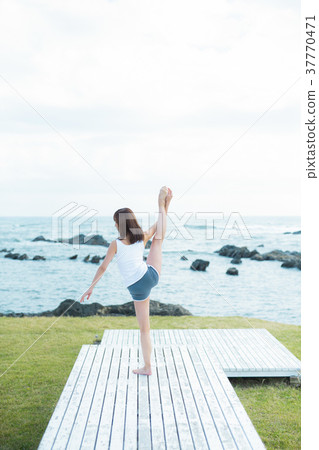 Woman outdoor exercise 37770471