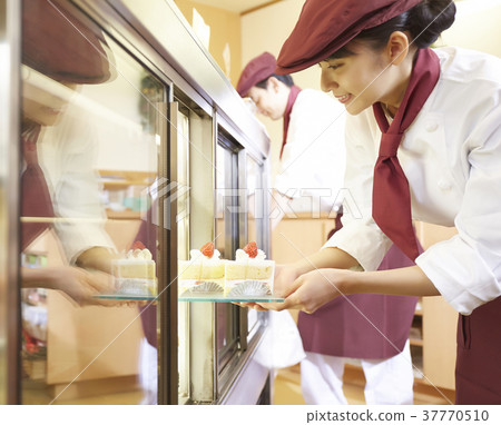 Woman doing part-time job at a cake shop Woman doing part-time job at a cake shop 37770510