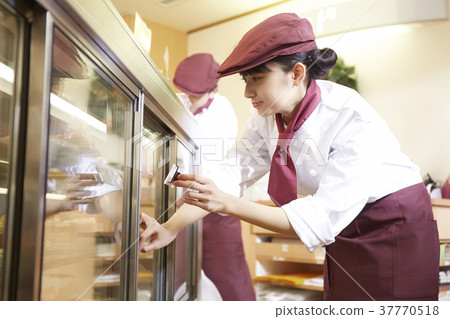 Woman doing part-time job at a cake shop Woman doing part-time job at a cake shop 37770518