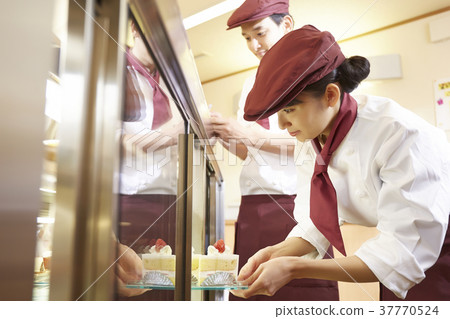 Woman doing part-time job at a cake shop 37770524