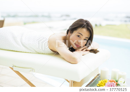 Woman Resort Este 37770525