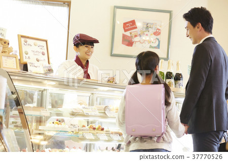 做兼職工作的婦女在蛋糕商店 做兼職工作的婦女在蛋糕商店 37770526