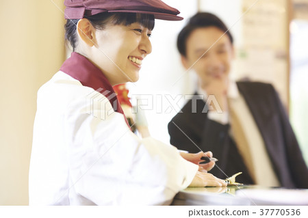 做兼職工作的婦女在蛋糕商店 做兼職工作的婦女在蛋糕商店 37770536