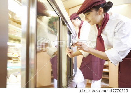 做兼職工作的婦女在蛋糕商店 37770565