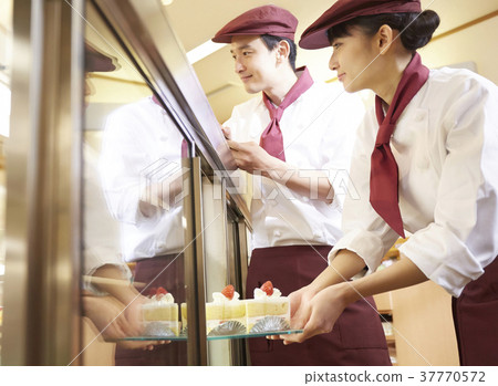 工作在蛋糕店的男人和婦女 37770572