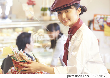 做兼職工作的婦女在蛋糕商店 做兼職工作的婦女在蛋糕商店 37770578