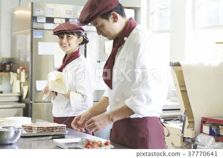 工作在蛋糕店的男人和婦女 工作在蛋糕店的男人和婦女 37770641