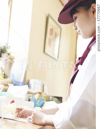 Woman doing part-time job at a cake shop 37770667