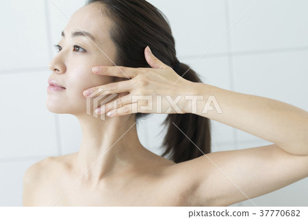 Woman Beauty Massage 37770682